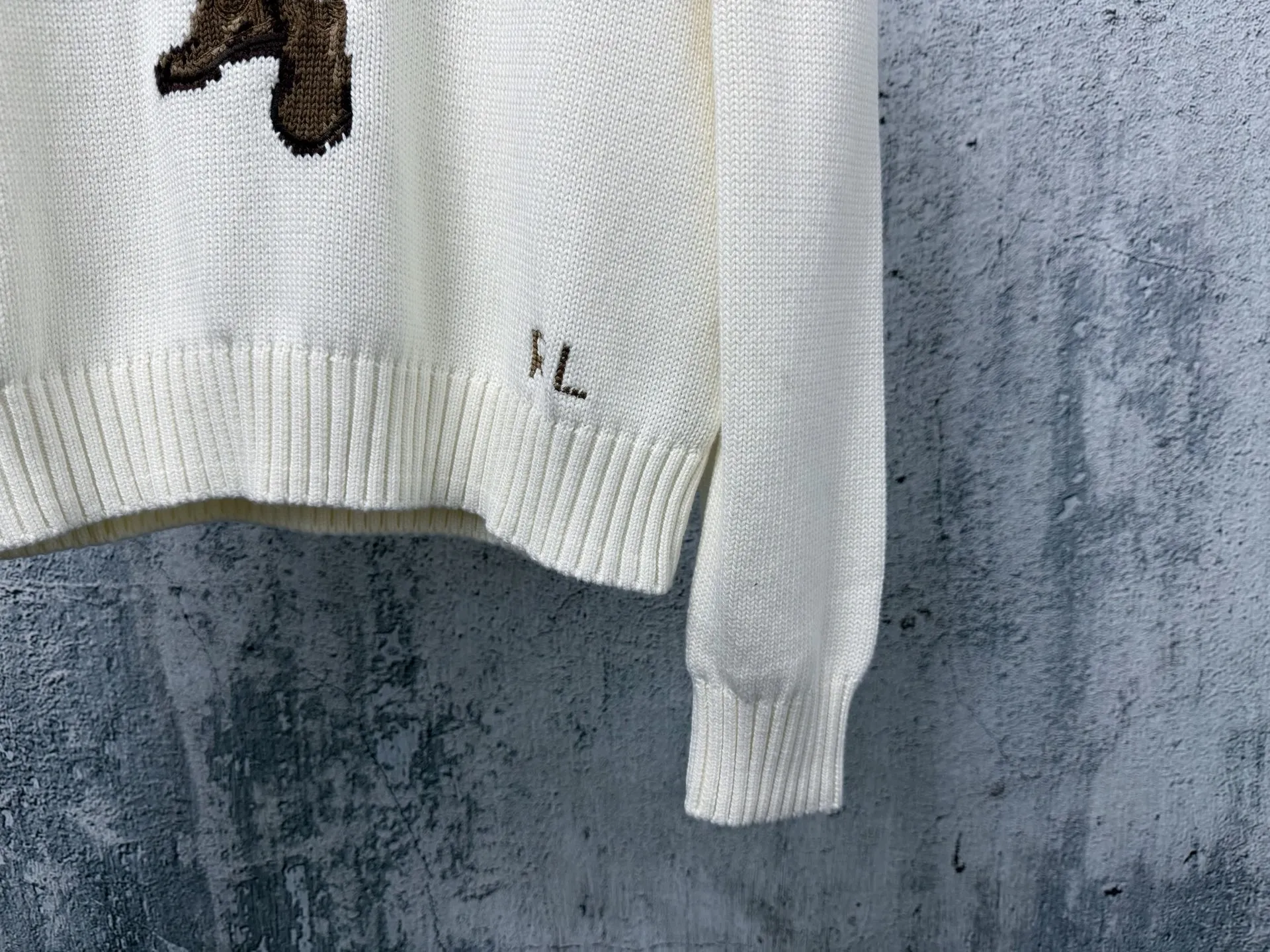 (Original women's model) Ral Lauren Spring 26 lo Bear loose cotton crew neck sweater Bear Series bear embroidery Brown wears a bear with three-dimensional bear embroidery, childlike and elegant. Round neck design + wide threaded hem and cuffs with exquisite details. There is an "RL" logo on the left hem. It can be easily matched with high-waisted pants or skirts for commuting, dating, and leisure. You can switch between college style or retro style at will. College style jacket bear sweater♥️Classic H loose version The texture of imported cotton yarn is incomparable, the three-dimensional bear embroidery process, the pure hand-made cross-stitch method LP letters, the childlike high-end Retro casual style, a must-have for quality control! Size：S-L